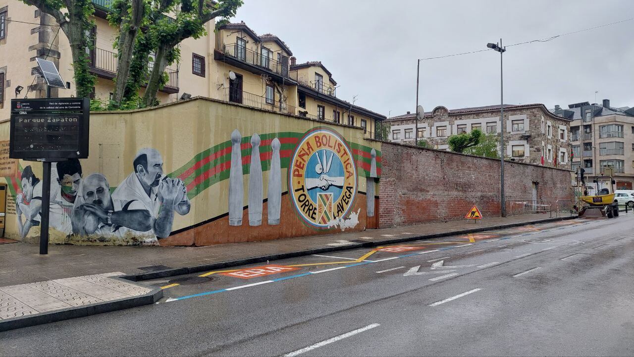 El Ayuntamiento de Torrelavega ha iniciado las obras de restauración del mural de la Peña Bolística.