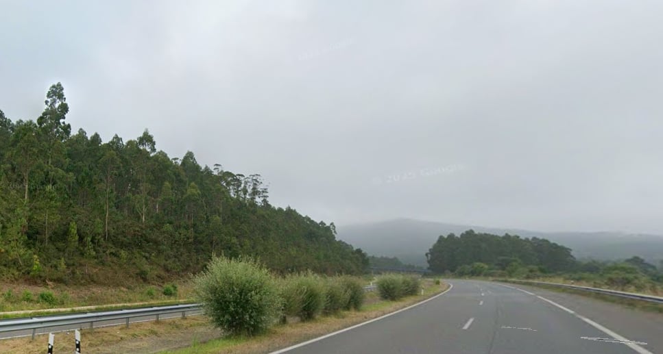 El accidente ocurrió en el punto kilométrico 519 de la A-8, a su paso por San Miguel de Reinante, en Barreiros.