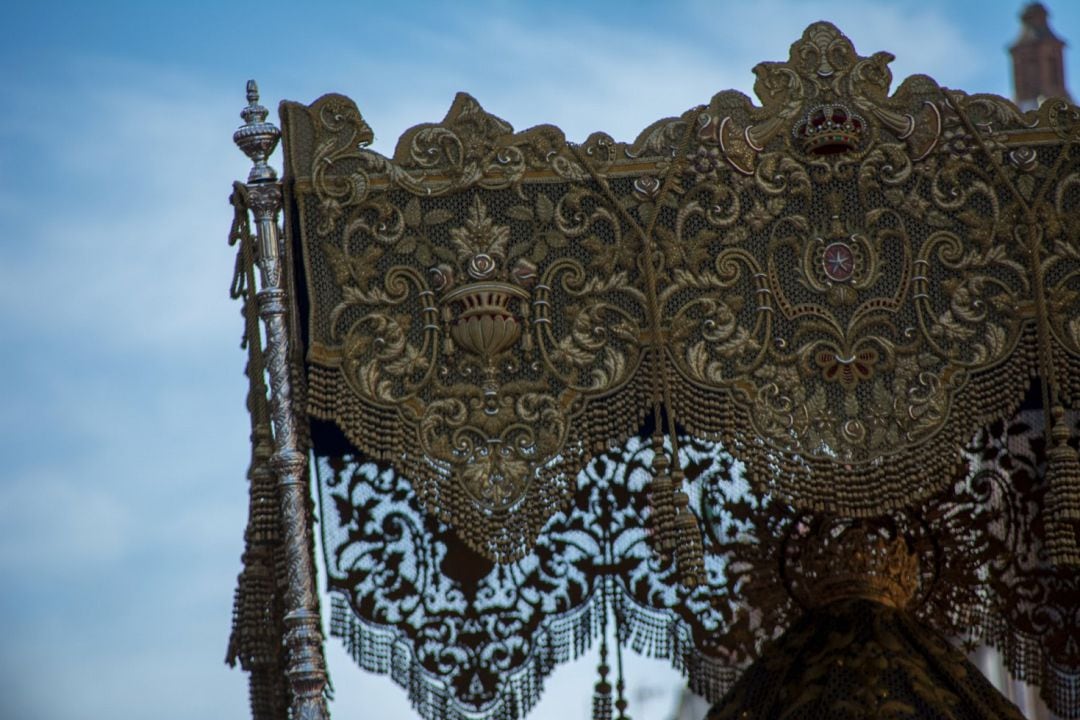 Detalle de la bambalina trasera del palio de la Virgen de La Aurora de la Hermandad de La Resurrección