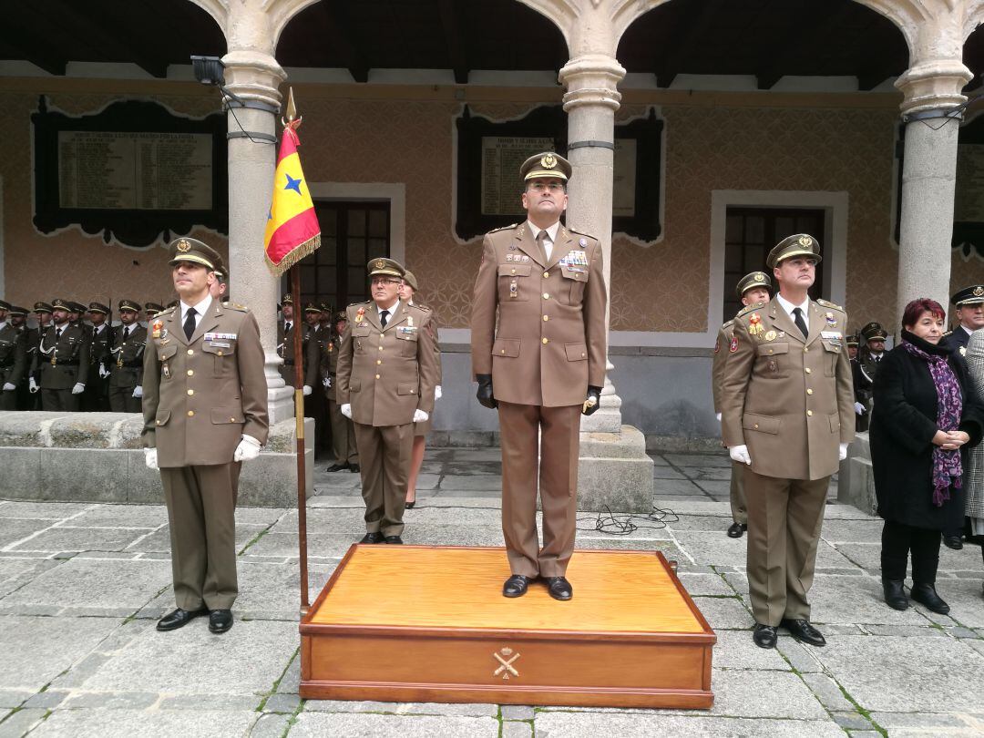 El coronel Alejandro Serrano Martínez (i) y el coronel José María Martínez Ferrer (d) durante el acto de relevo en el mando de la Academia en presencia del general Enseñat Berea