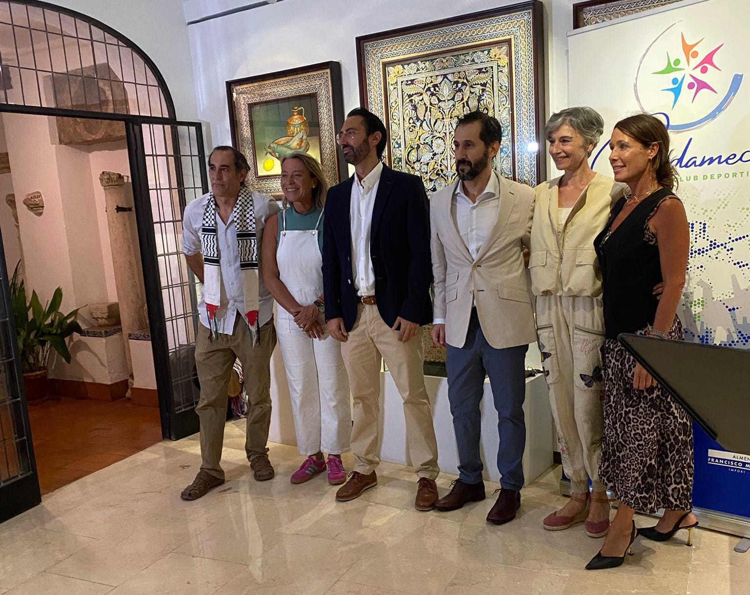 Francisco Ruiz y José Carlos Villarejo en el centro, con las autoridades asistentes al acto de presentación del Club Deportivo Guadamecí