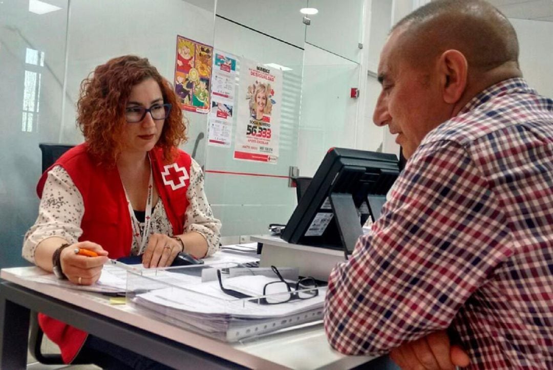 Personal del servicio de empleo de Cruz Roja asesora a una persona participante en sus programas