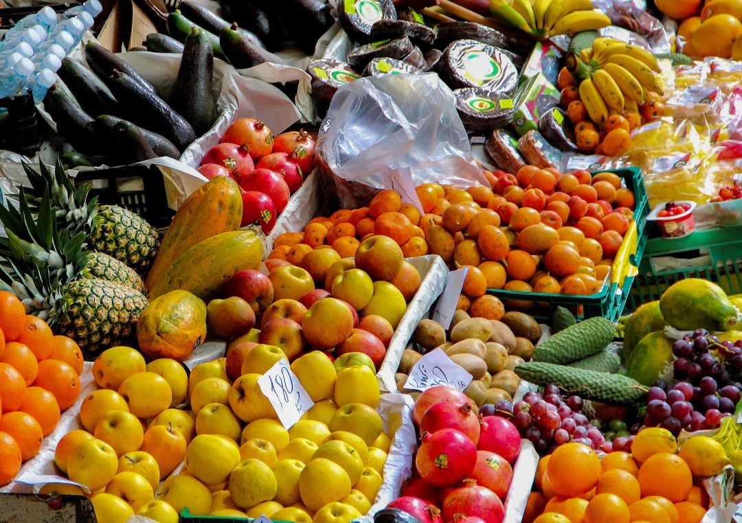 Puesto de fruta y verdura en el mercado