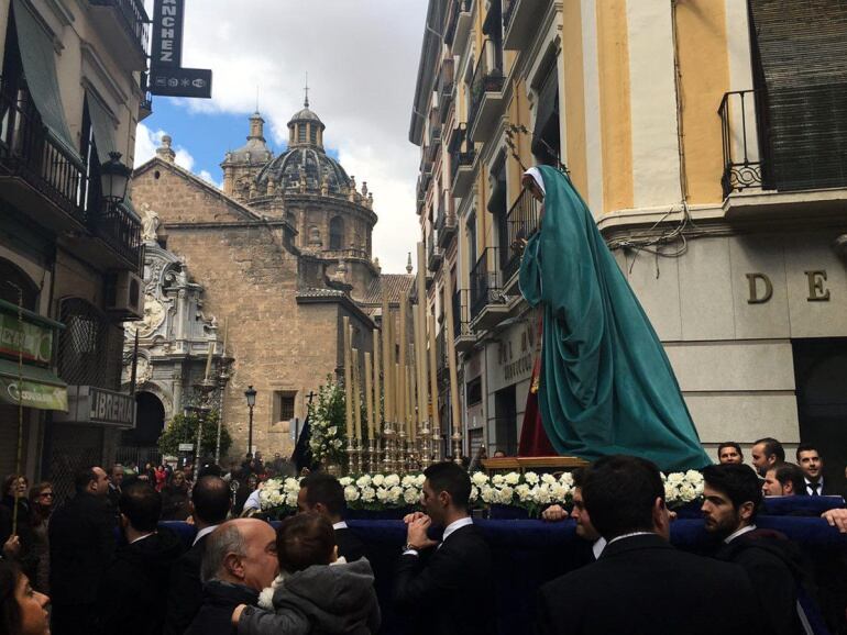 La Virgen de la Paz con manto turquesa durante el traslado de la hermandad hasta el Perpetuo Socorro