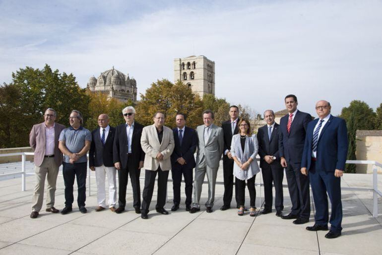 Los representantes de la iniciativa empresarial junto con los representantes de las instituciones 