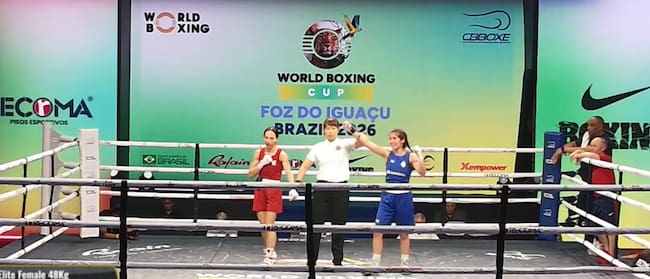 Victoria de Marta López del Árbol, de azul, ante la canadiense Nyousha Nakhjiri.