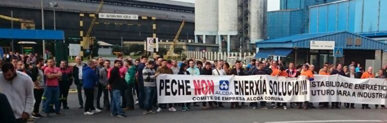 Concentración de trabajadores de Alcoa. Foto de archivo