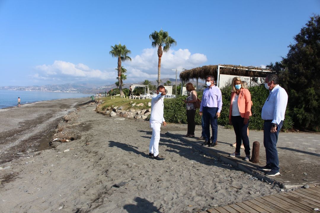 El delegado de turismo de la Junta, Gustavo Rodriguez, junto a concejales municipales, visita playa Granada tras el temporal del pasado fin de semana