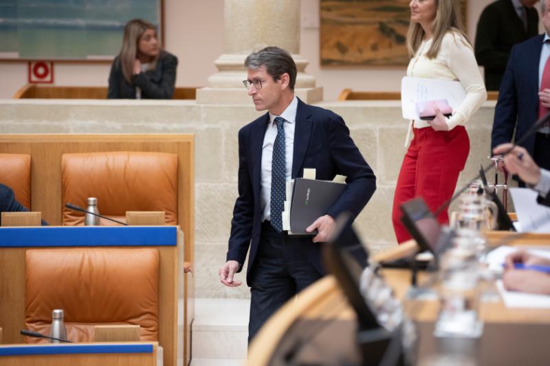 El presidente de La Rioja, Gonzalo Capellán, de camino a su escaño en el Parlamento regional | Gobierno de La Rioja