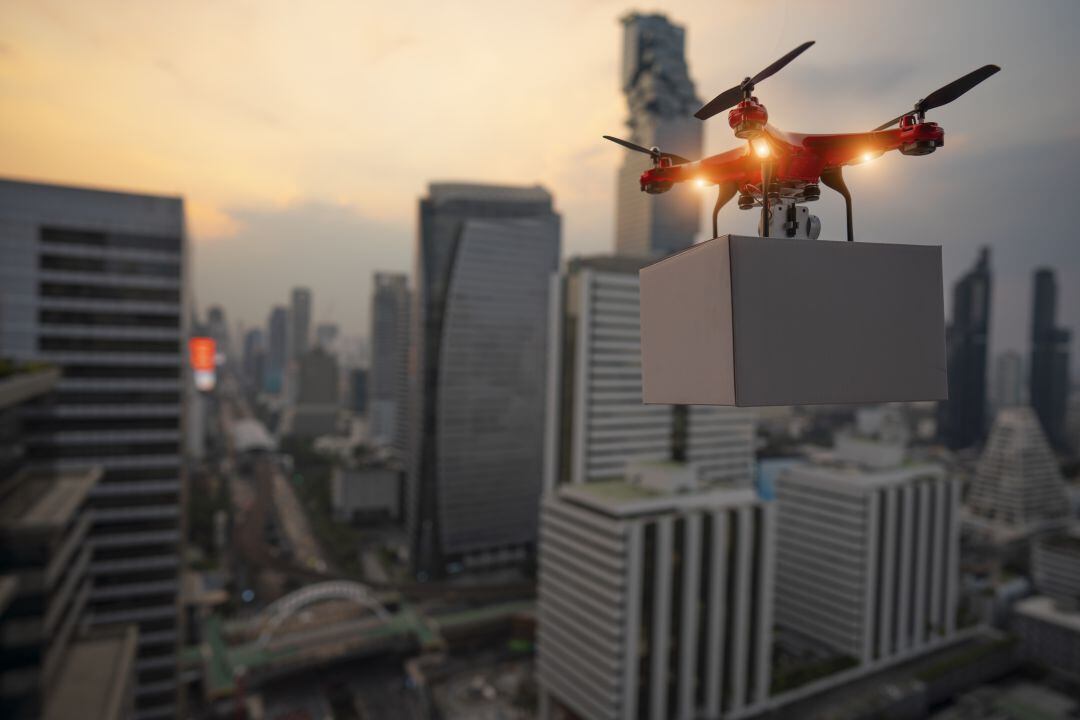 Un dron durante el transporte de una mercancía. 