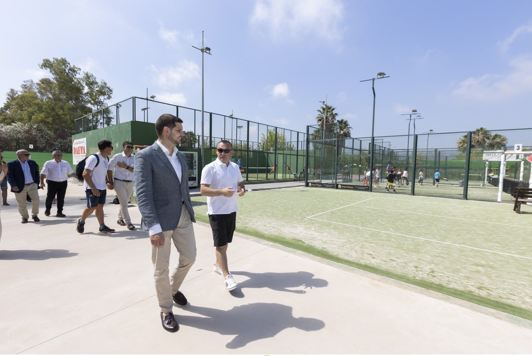 El alcalde de Gandia durante la visita a las instalaciones del Club de Tenis Gandia donde se desarrollará el torneo Orysol.