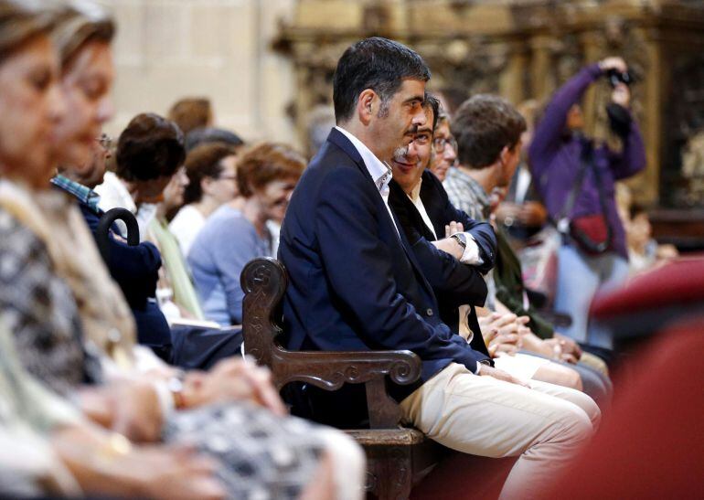 GRA084 SAN SEBASTIÁN, 15/08/2015.- El alcalde donostiarra, Eneo Goia (c), ha asistido hoy a la misa mayor oficiada por el obispo de San Sebastián, José Igancio Munilla, en la basílica de Santa María del Coro con motivo del Día de la Virgen. EFE/Javier Etxezarreta