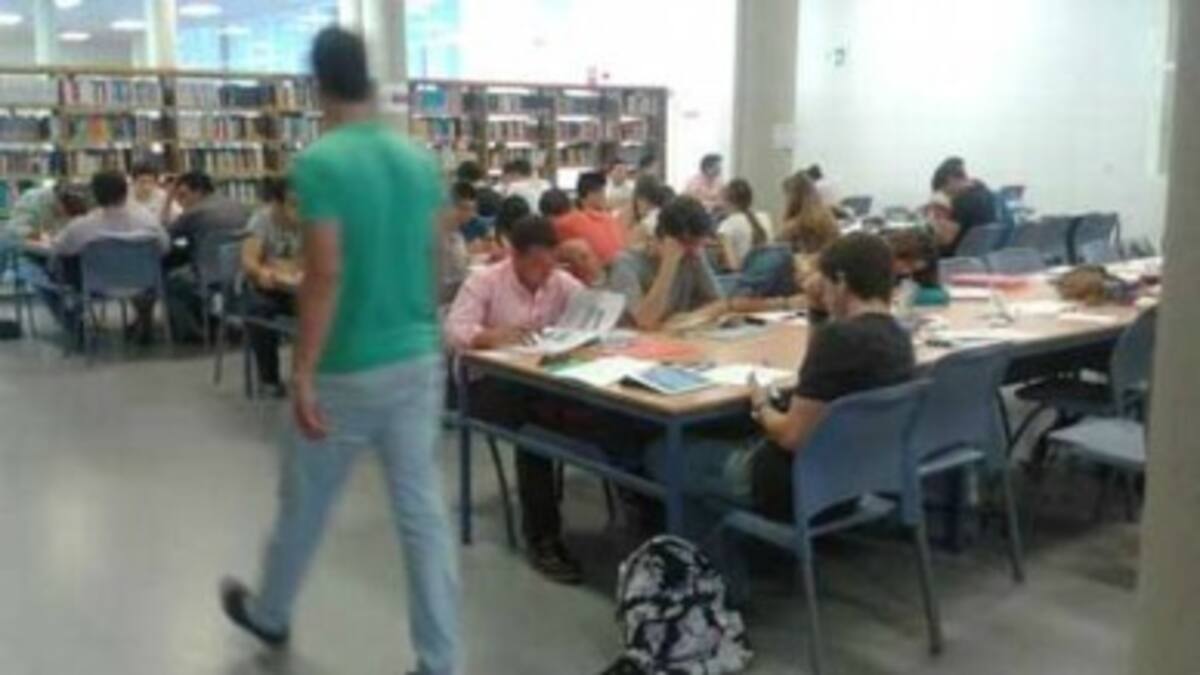 Juan Conde, delegado sindicato de CCOO en la red de bibliotecas municipales: "Siete vacantes hace que haya cuatro bibliotecas que están cerrando en algún turno"