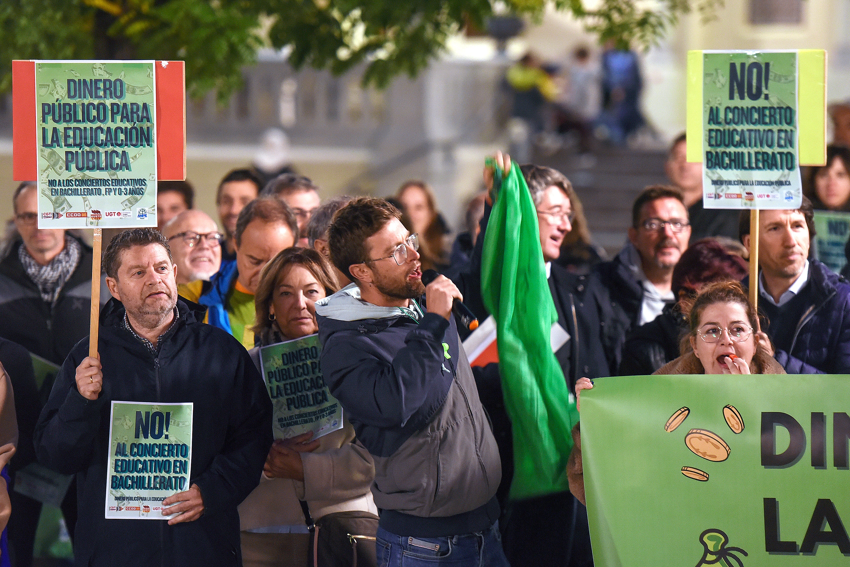 Concentración a favor de la enseñanza pública convocada en noviembre por ANPE Aragón, rechazando la concertación del Bachillerato. EFE/ Javier Blasco