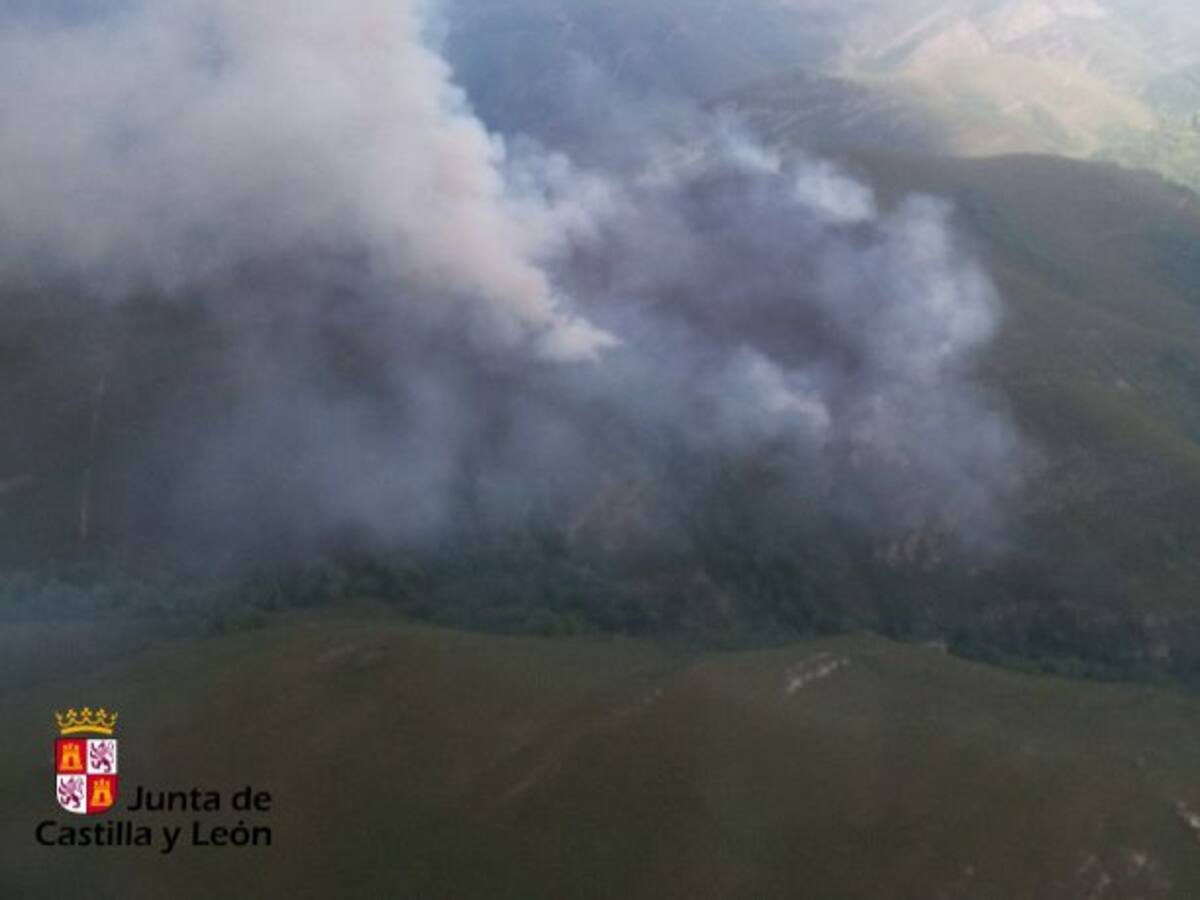 Controlado un incendio en Villar de Acero y extinguidos dos focos en Villasinde y Espinareda de Ancares