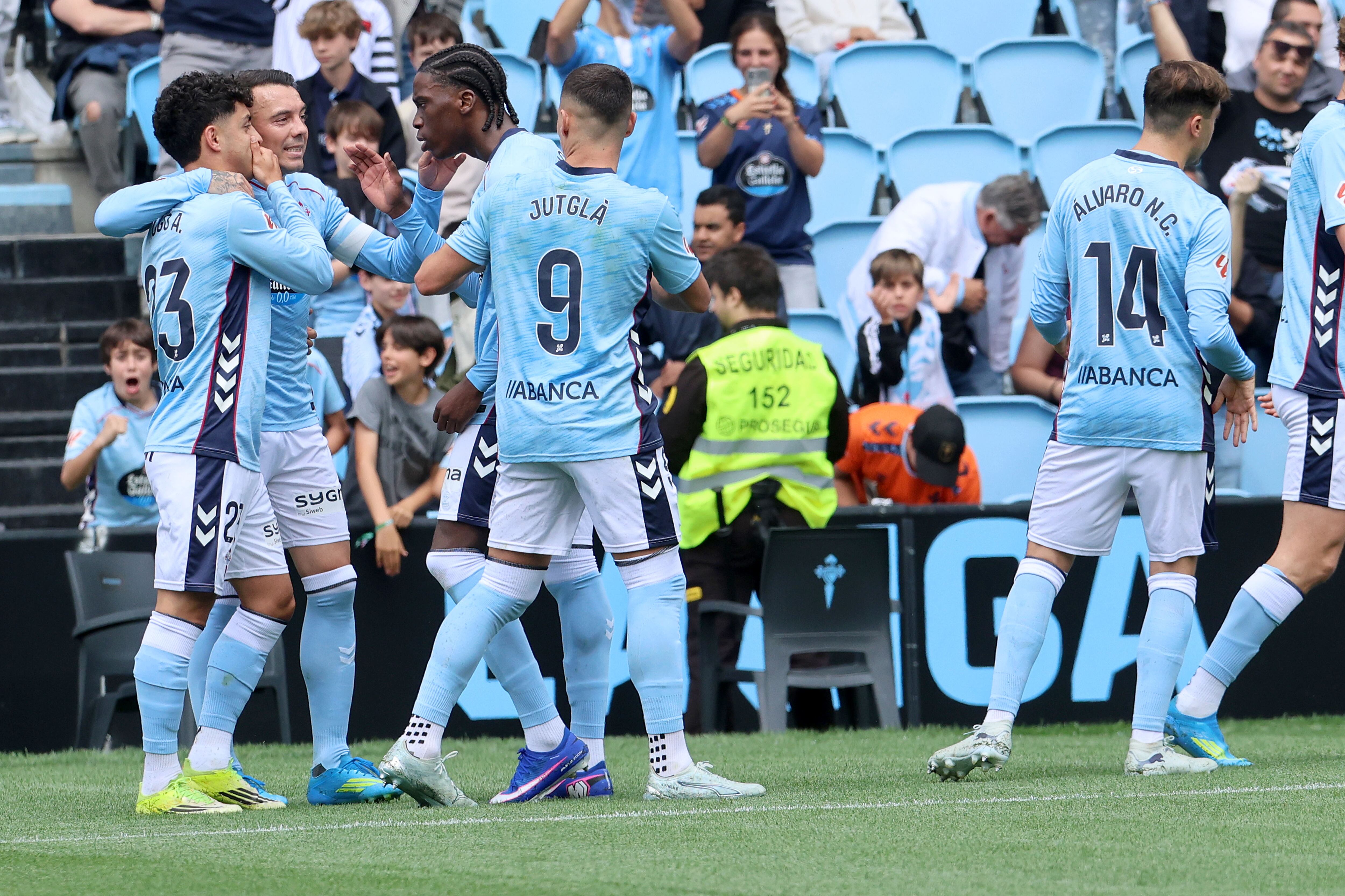 VIGO, 03/05/2026.- El delantero del Celta de Vigo Hugo Álvarez (i) celebra con sus compañeros tras marcarle el 1-0 al Elche durante el partido de LaLiga disputado este domingo en el Estadio Abanca-Balaídos de Vigo. EFE/ Salvador Sas
