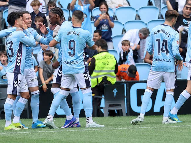 VIGO, 03/05/2026.- El delantero del Celta de Vigo Hugo Álvarez (i) celebra con sus compañeros tras marcarle el 1-0 al Elche durante el partido de LaLiga disputado este domingo en el Estadio Abanca-Balaídos de Vigo. EFE/ Salvador Sas