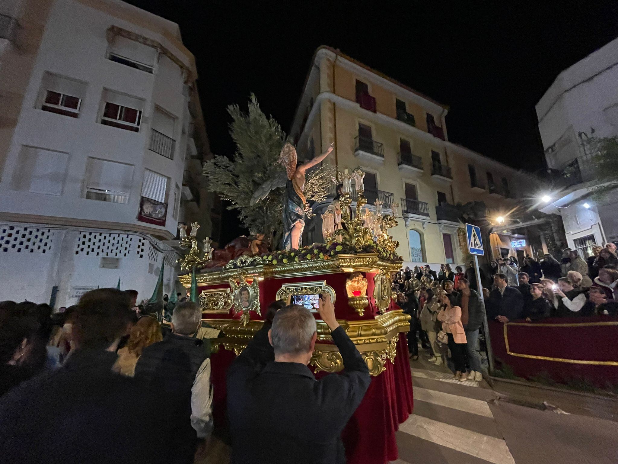 El paso de la Oración del Huerto accede a la Plaza de España desde la calle San Fernando