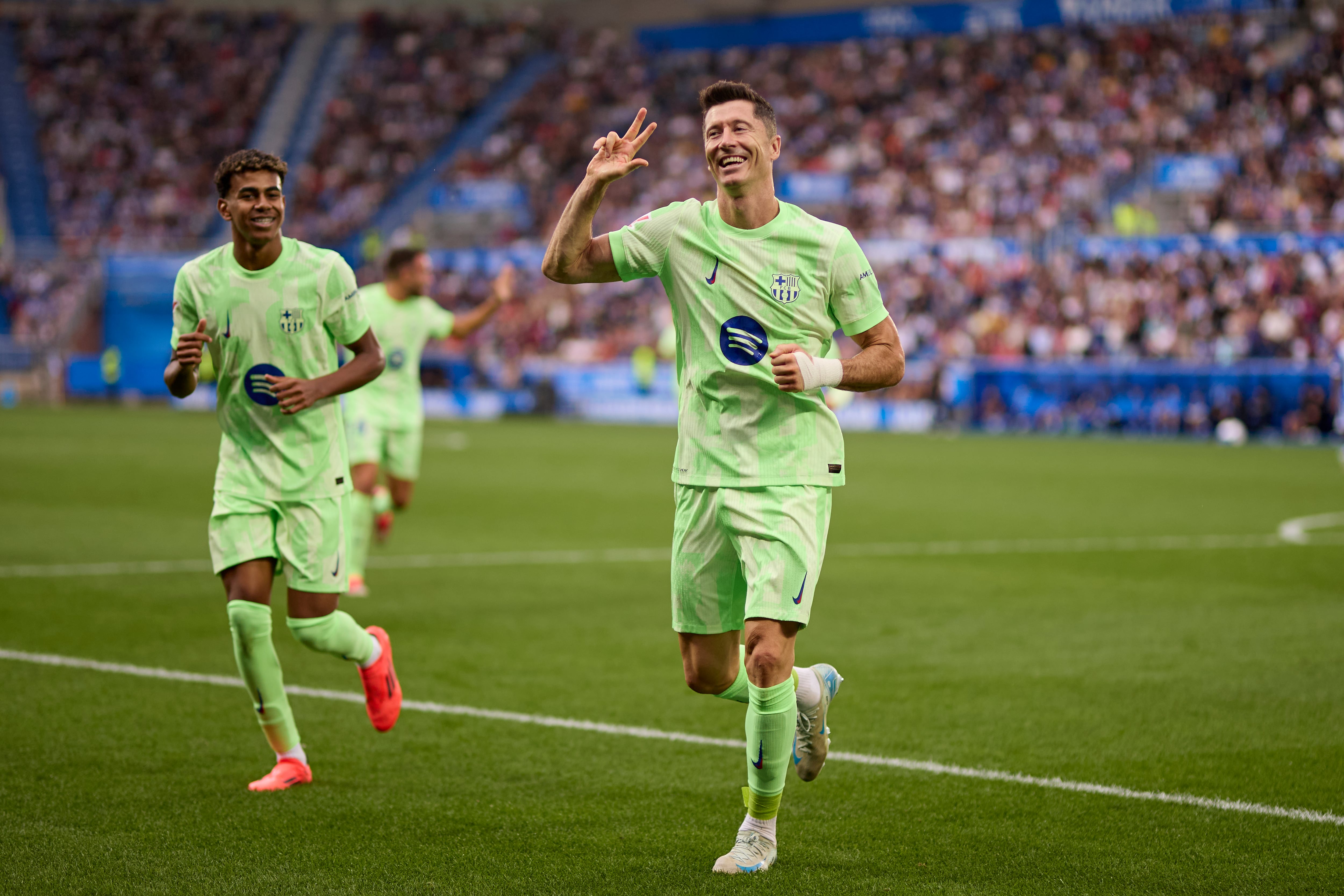 Lewandowski celebra su &#039;hat-trick&#039; ante el Alavés