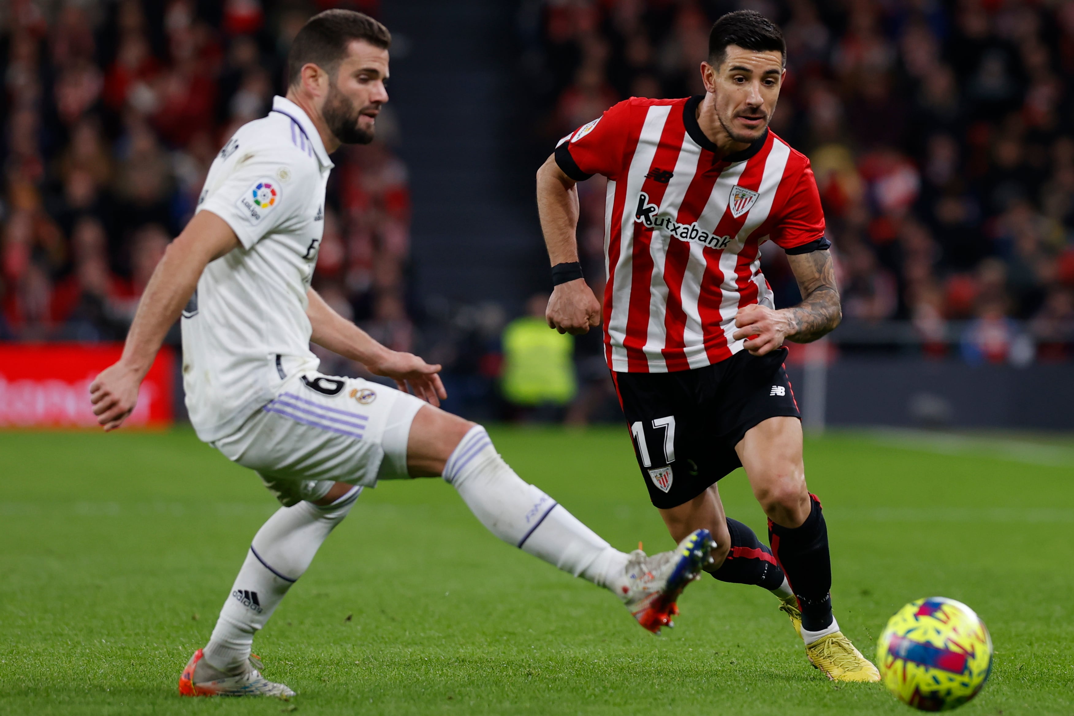 Yuri juega el balón ante la presión de Nacho en el Athletic - Real Madrid del pasado domingo. 