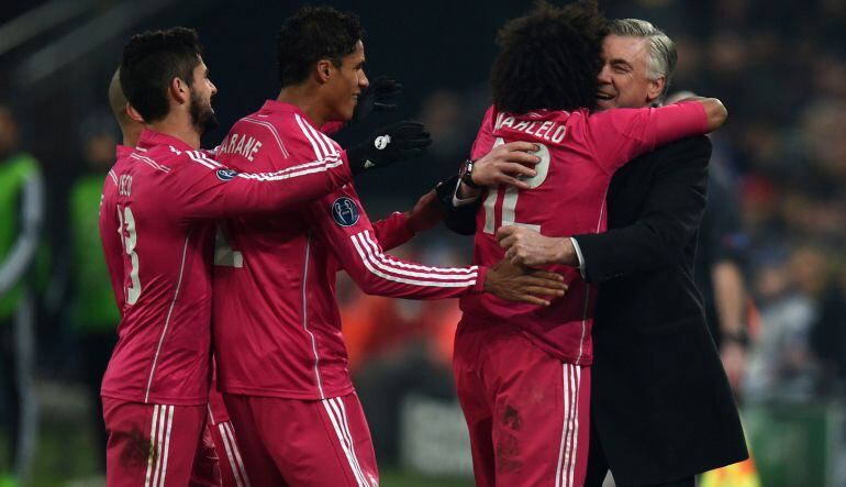 Marcelo abraza a Ancelotti después de hacer su gol al Schalke 04.