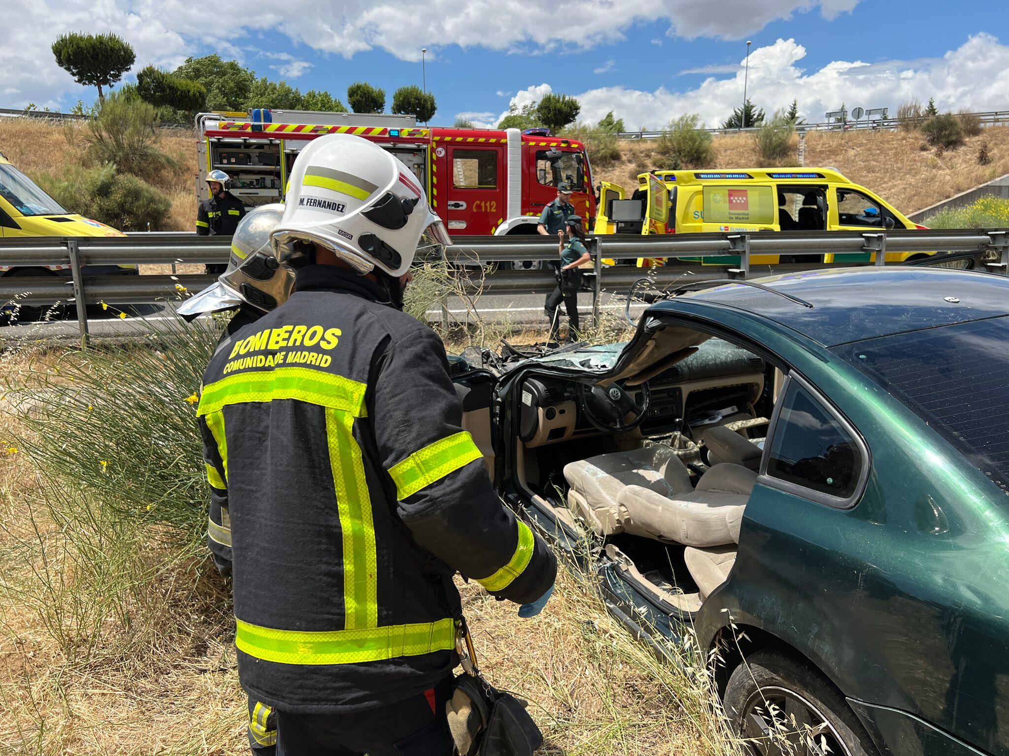 Los servicios de emergencias actuando en el accidente de la M-501 a la altura de Villaviciosa de Odón