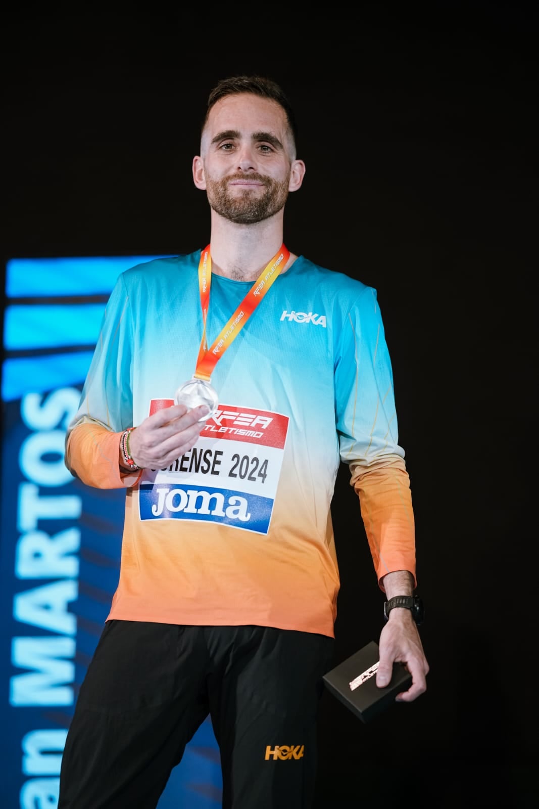 Sebas Martos, con la medalla de plata de los 3.000 en el Nacional de Pista Cubierta de Orense.