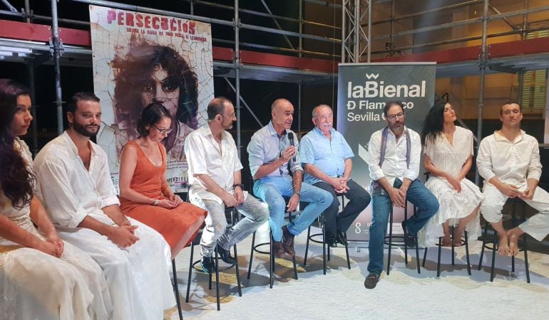 El delegado municipal de Cultura, Antonio Muñoz, con el micrófono en la mano, durante la presentación a los medios del espectáculo &#039;Persecución&#039;