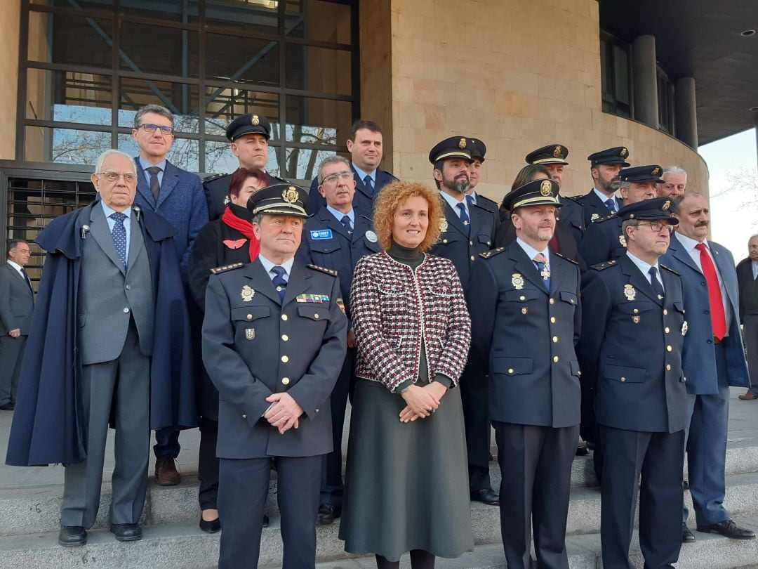 Foto de familia de las autoridades con los agentes y las personas condecoradas y homenajeadas durante la celebración del 196 aniversario de este cuerpo de seguridad