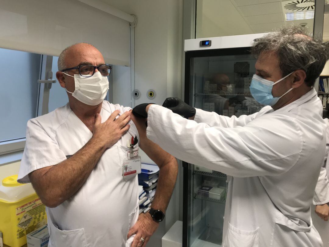 Salvador Gimeno, supervisor de una de las plantas COVID, primer vacunado del hospital comarcal 