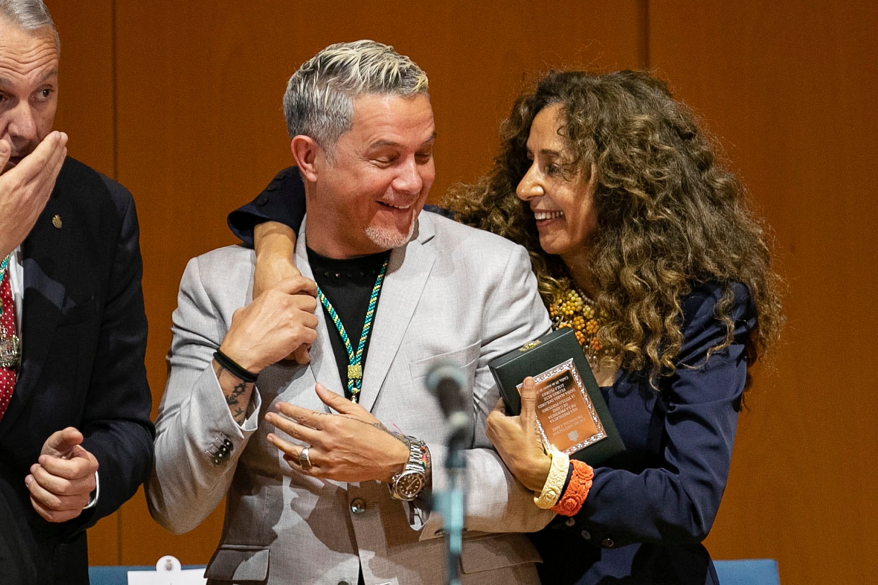 Alejandro Sanz y Rosario Flores, en nombre de su madre Lola Flores a título póstumo, tras recoger los títulos de Hijo e Hija predilectos de la provincia de Cádiz, concedidos hoy lunes en el Palacio de Congresos para celebrar el Día de la Provincia de Cádiz. EFE/Román Ríos