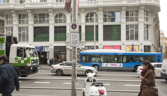 El cartel está colocado muy alto y muchos motoristas no lo ven.