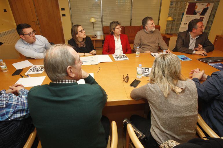 Ethel Vázquez y Rosa Quintana, en el centro, en la reunión que mantuvieron con el sector pesquero y el gobierno municipal de Viveiro.