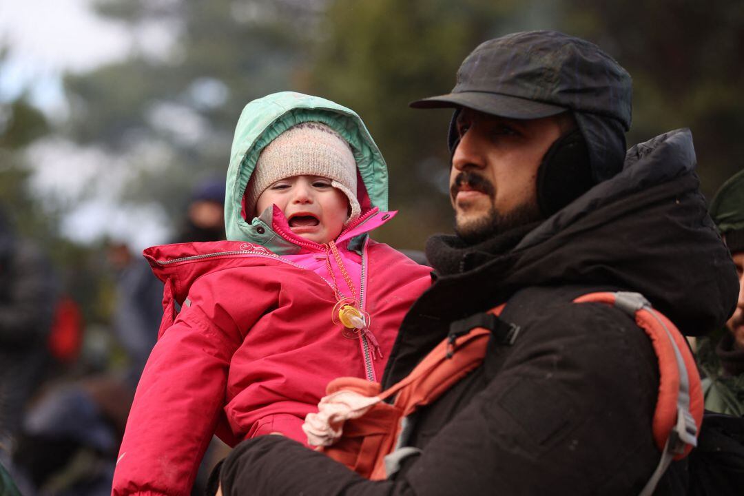 Refugiados en la frontera entre Bielorrusia y Polonia este lunes.