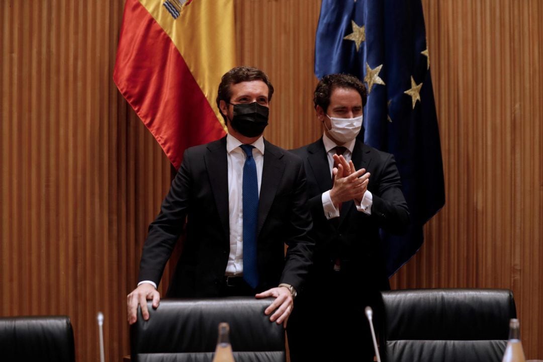 El líder del Partido Popular, Pablo Casado, acompañado por el diputado Teodoro García Egea, antes de presidir la reunión plenaria conjunta de los grupos parlamentarios de la formación en el Congreso y en el Senado, este lunes en la Cámara Baja.