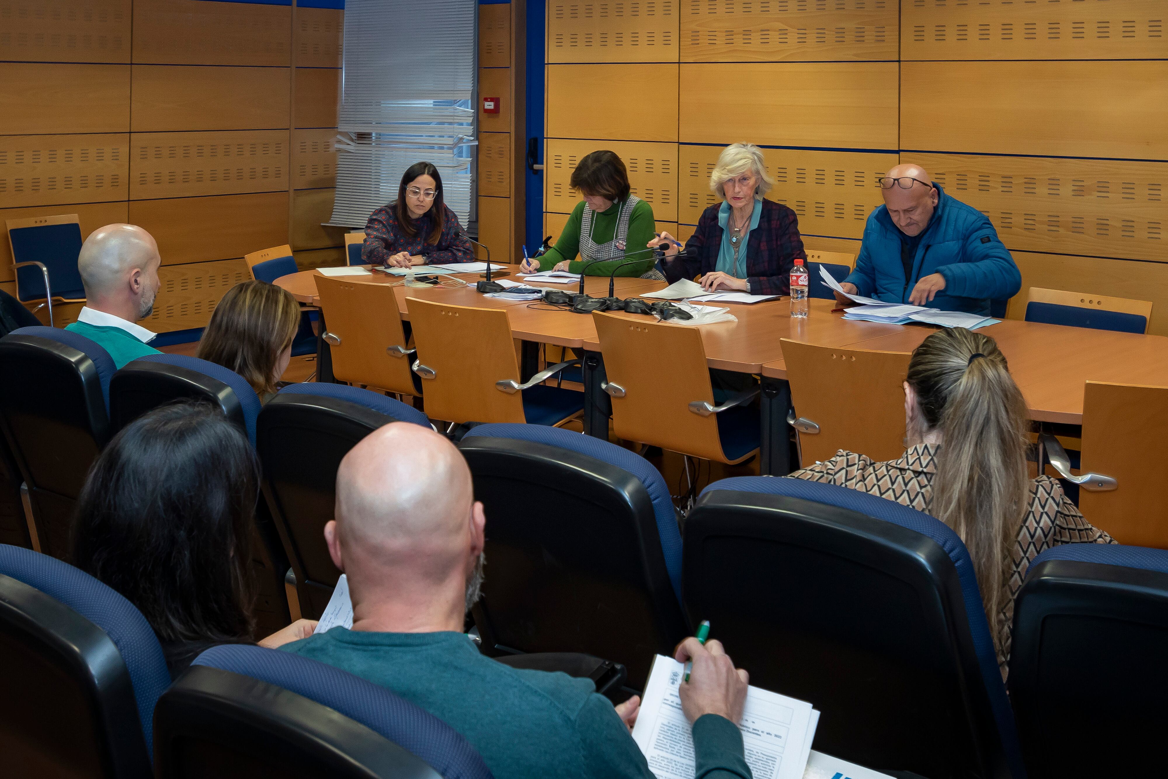 La consejera de Educación y Formación Profesional, Marina Lombó, preside la reunión de la Mesa Sectorial de Educación.