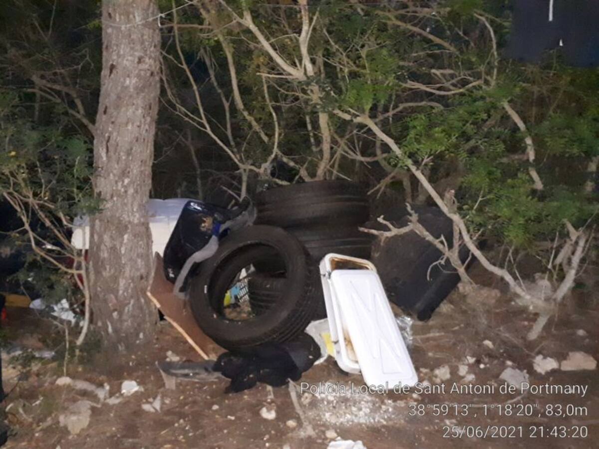 Desmantelan en Sant Antoni dos asentamientos ilegales y denuncian a sus dos ocupantes