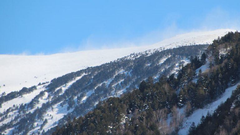 Ràfegues de vents a les crestes de les muntanyes.