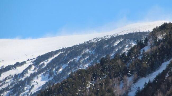 Ràfegues de vents a les crestes de les muntanyes.