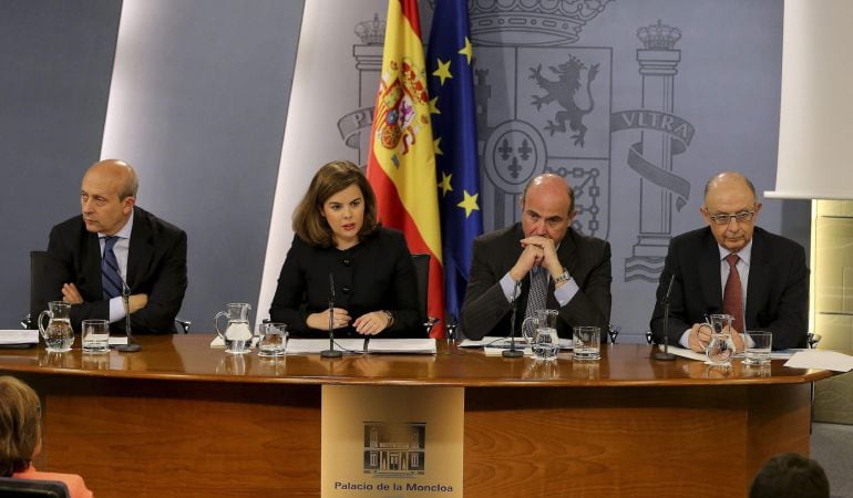 La vicepresidenta del Gobierno, Soraya Sáenz de Santamaría, junto a los ministros de Educación y Cultura, José Ignacio Wert; Economía, Luis de Guindos; y Hacienda, Cristóbal Montoro, durante la rueda de prensa tras la reunión semanal del Consejo de Minist