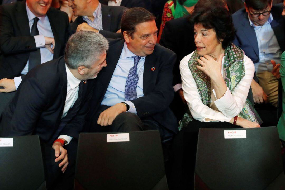 El ministro de Interior, Fernando Grande-Marlaska (i); el ministro de Agricultura, Pesca y Alimentación, Luis Planas (c), y la ministra de Educación, Isabel Celaá (d), durante la presentación de la campaña electoral de los socialistas.