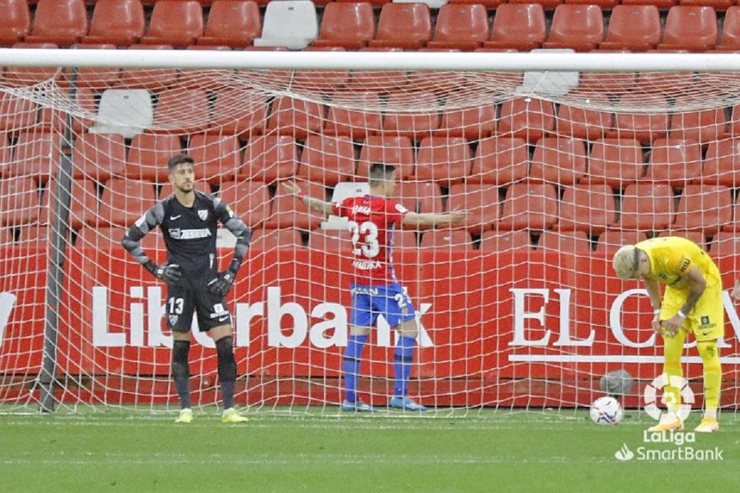 Djurdjevic celebra su gol ante la desolación de varios jugadores malaguistas.