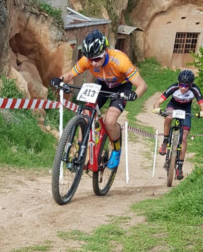 El petrerí Joaquín García en plena ascensión