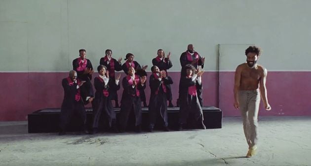 El protagonista baila junto al coro.