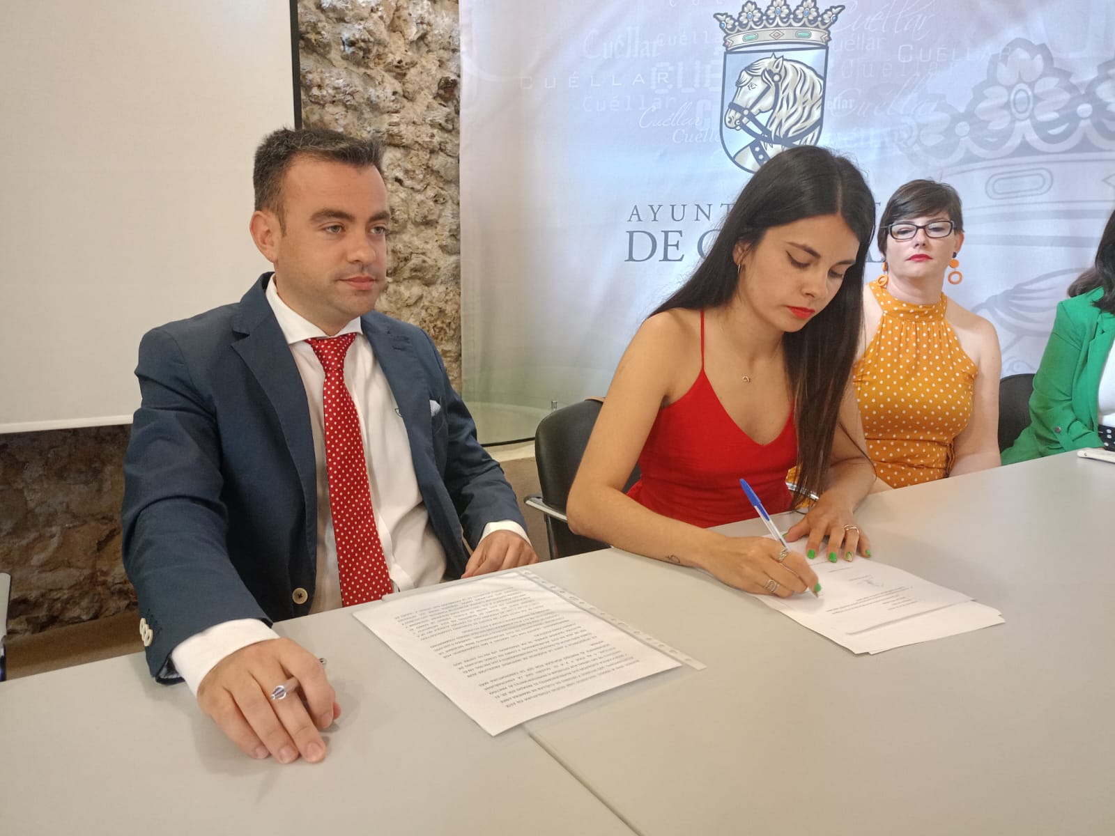 Lucía Arranz (IU) y Carlos Fraile (PSOE) firman el acuerdo de gobierno en Cuéllar