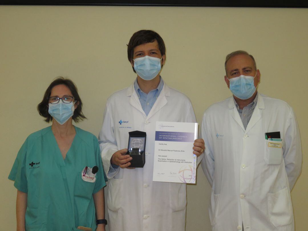 Eduardo Pastenes en el centro junto al Jefe de la Unidad de Oftalmología, Alberto Pérez y la tutora coordinadora de Oftalmología, Gloria Guerra