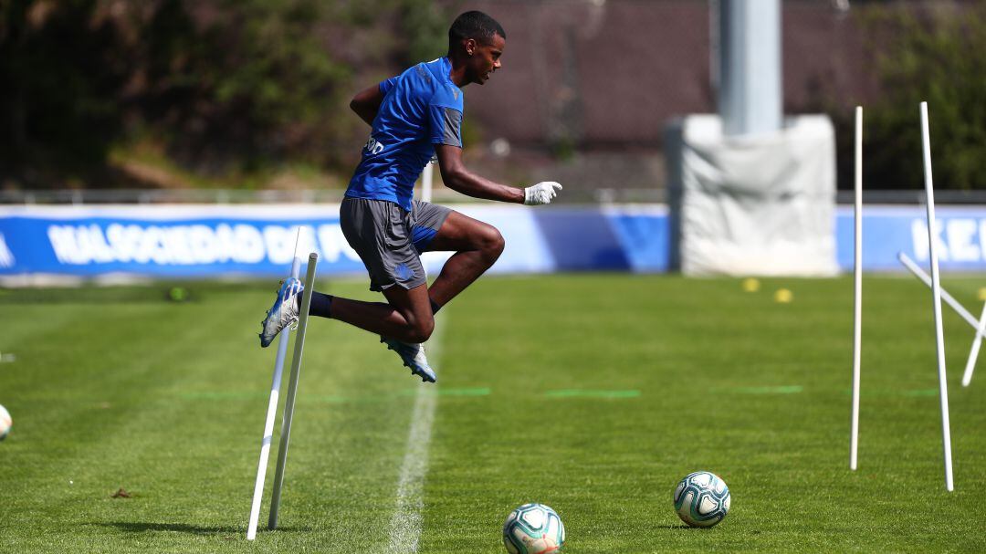 Alexander Isak se ejercita en Zubieta 