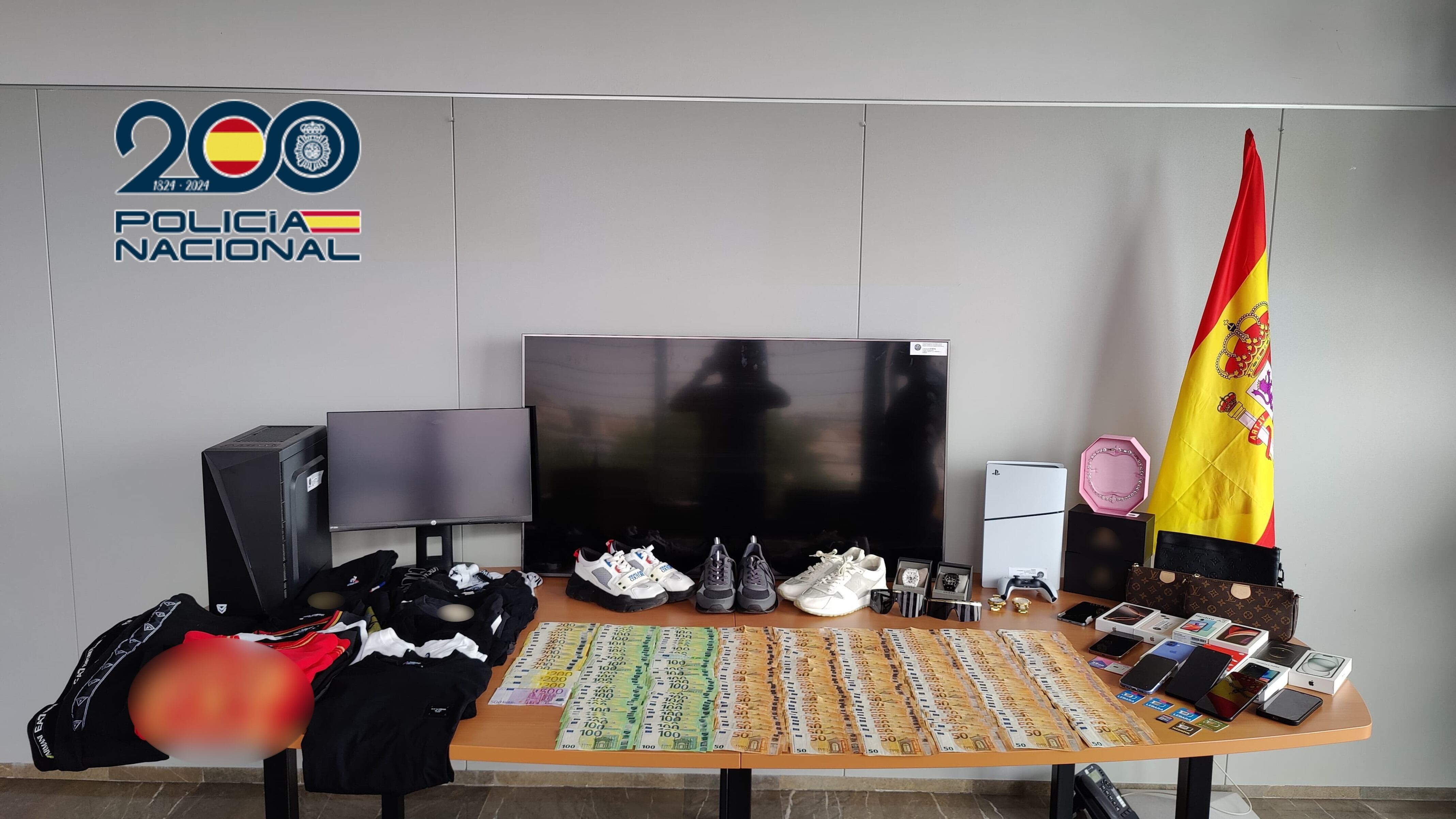 Diners en metàl·lic i objectes interceptats per la Policia Nacional en l'operació contra un grup criminal que robava diners dels comptes de les víctimes després d'aconseguir els números PIN fent-se passar per falsos empleats de banca.