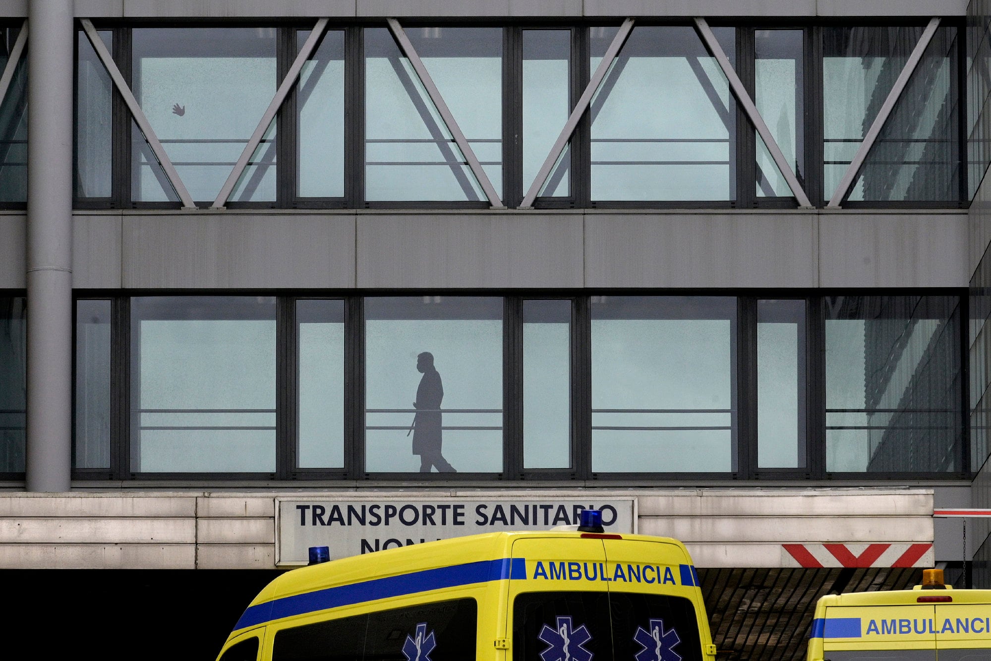 04/03/2020 Un paciente pasea por un pasillo acristalado del Complexo Hospitalario Universitario A Coruña, donde un paciente procedente de Madrid está aislado por coronavirus, en A Coruña/Galicia (España) a 4 de marzo de 2020.
POLITICA 
M. Dylan - Europa Press
