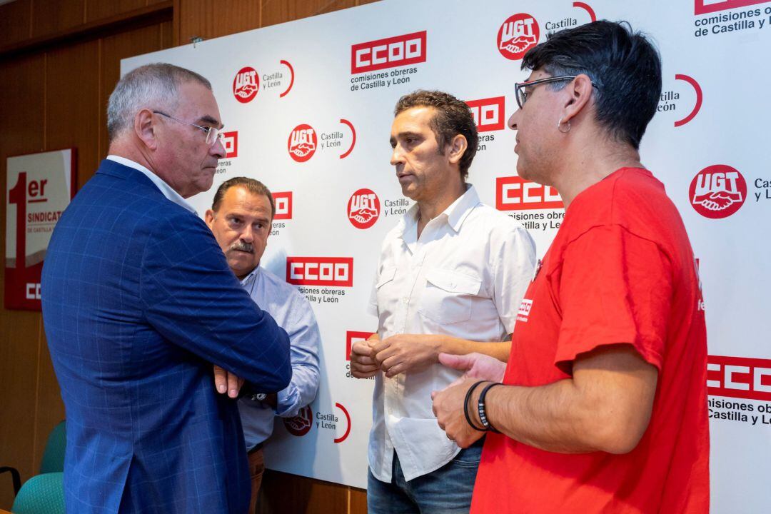 Los dirigentes de los sindicatos UGT Miguel Ángel Gútierrez Fierro (2i) y Evelio Angulo Alvarez (1i), y CCOO Vicente Andrés (2d) y Gonzalo diez Piñeles (1d), comparecen en una rueda de prensa para analizar la situación de Vestas